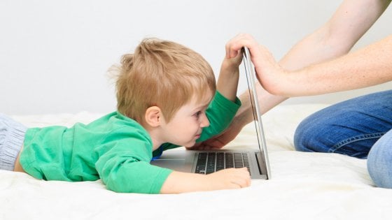 Bambini, la dipendenza da tablet non è solo questione di ore